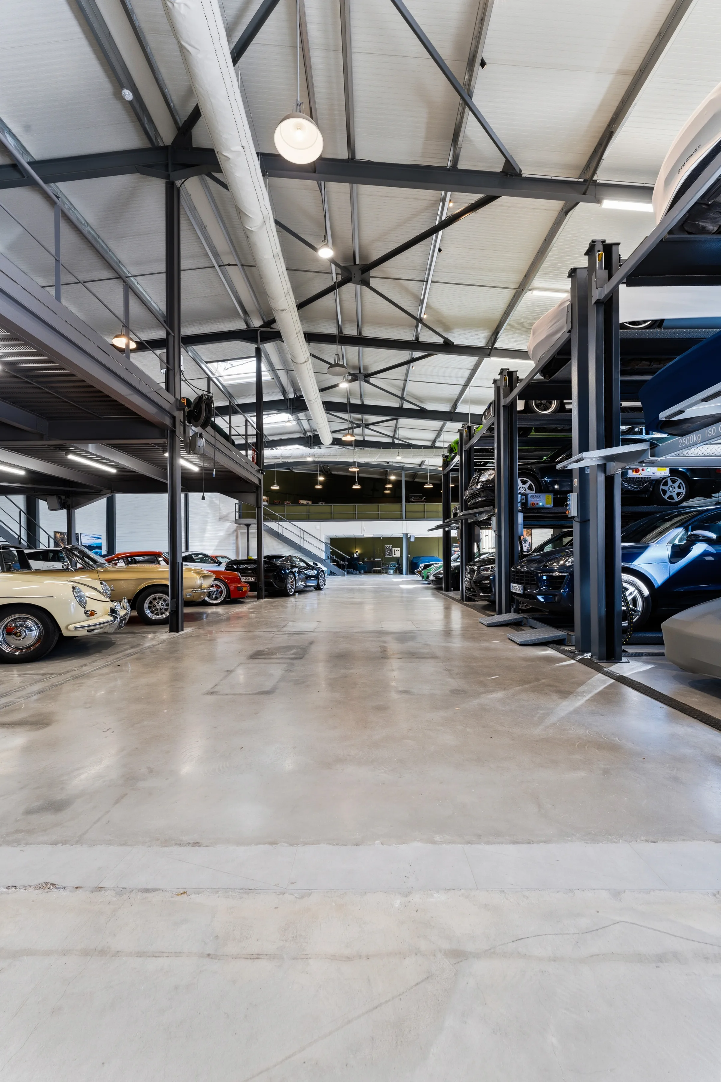 Asphalt Classics — Ambiance showroom